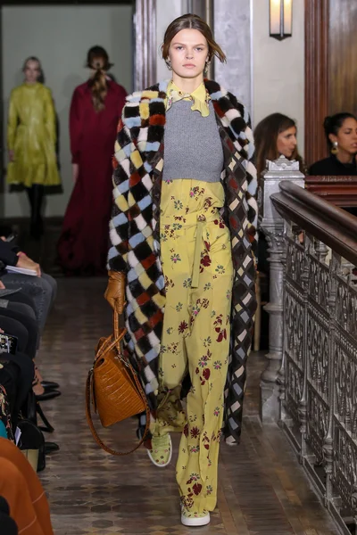 Look 30